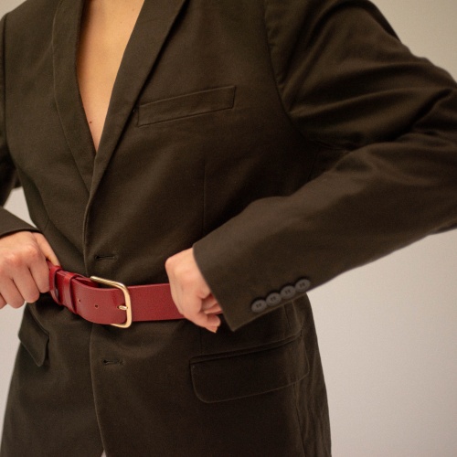 Wide belt with a buckle, lipstick